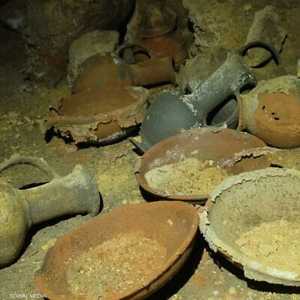 عثر على أوعية بعضها مطلي بالأحمر وبعض آخر يحوي عظاما