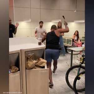 بالفأس.. هجوم داخل "ماكدونالدز" بسبب "فتاة"