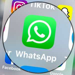 تطبيق واتساب - فيسبوك