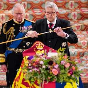 كسر العصا.. تقليد بريطاني قديم