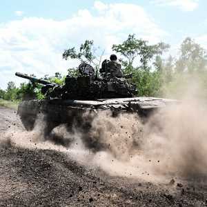 أرشيفية لدبابة تي 72 يقودها جنود أوكرانيون