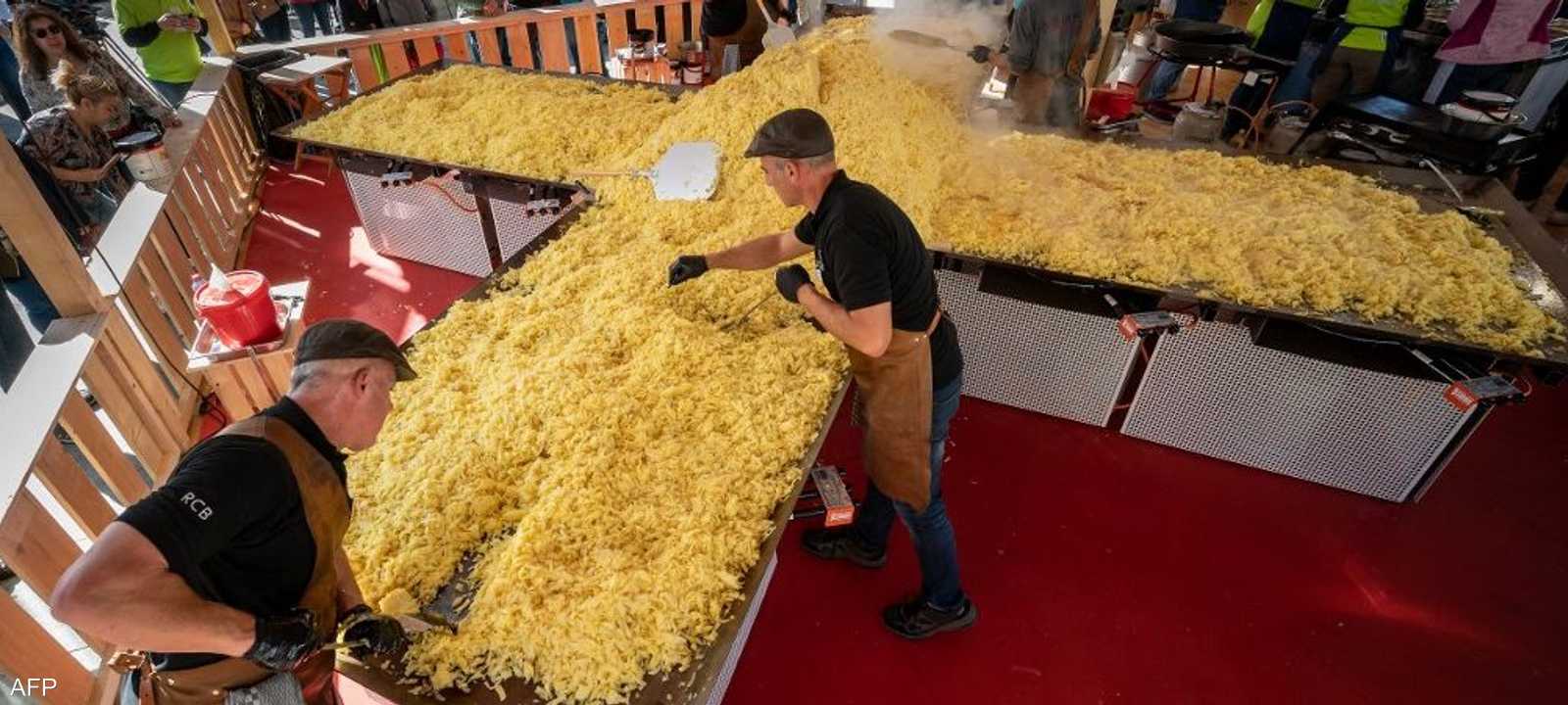 أكبر فطيرة روستي في مقلاة يبلغ حجمها 13,7 متراً