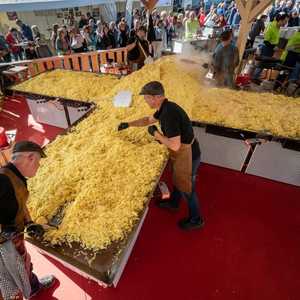 أكبر فطيرة روستي في مقلاة يبلغ حجمها 13,7 متراً