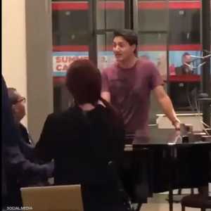 صوّر الفيديو في قاعة فندق كورنثيا لندن