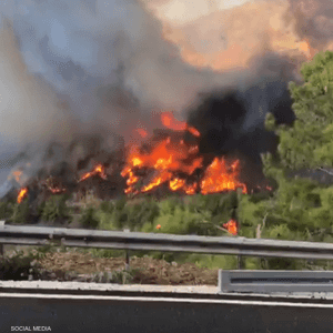 فرق الإطفاء التركية تحاول السيطرة على الحريق