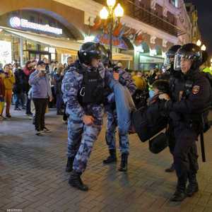 عناصر الأمن الروسي يعتقلون متظاهرا وسط موسكو الليلة الماضية