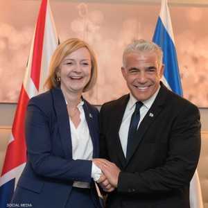 لابيد مصافحا ليز تراس في نيويورك.