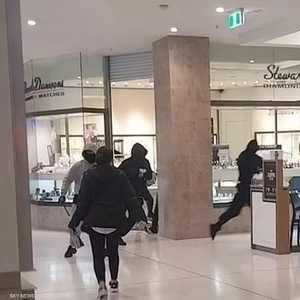 اللصوص هددوا المتسوقين بالهراوات