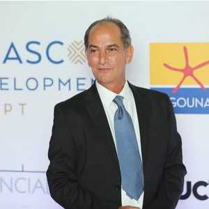 تخرج هشام سليم من معهد السياحة والفنادق عام 1981