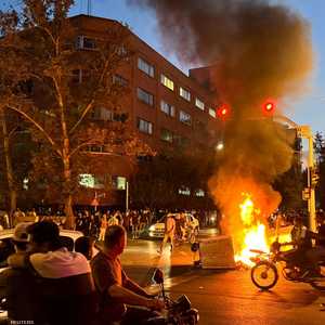 متظاهرون يحرقون دراجة تابعة لأجهزة الأمن الإيرانية في طهران