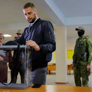 من مركز اقتراع في منطقة دونيتسك