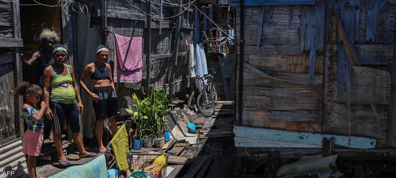 مواطنون في أحد الأحياء الفقيرة في البرازيل