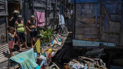 مواطنون في أحد الأحياء الفقيرة في البرازيل