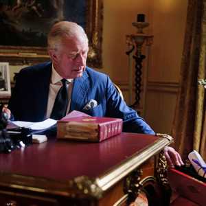 الملك تشارلز الثالث مع الصندوق الأحمر الملكي