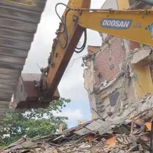 لقي أربعة أشخاص حتفهم وتم إنقاذ ثلاثة بحادث الانهيار