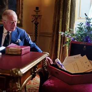 الملك والصندوق الأحمر