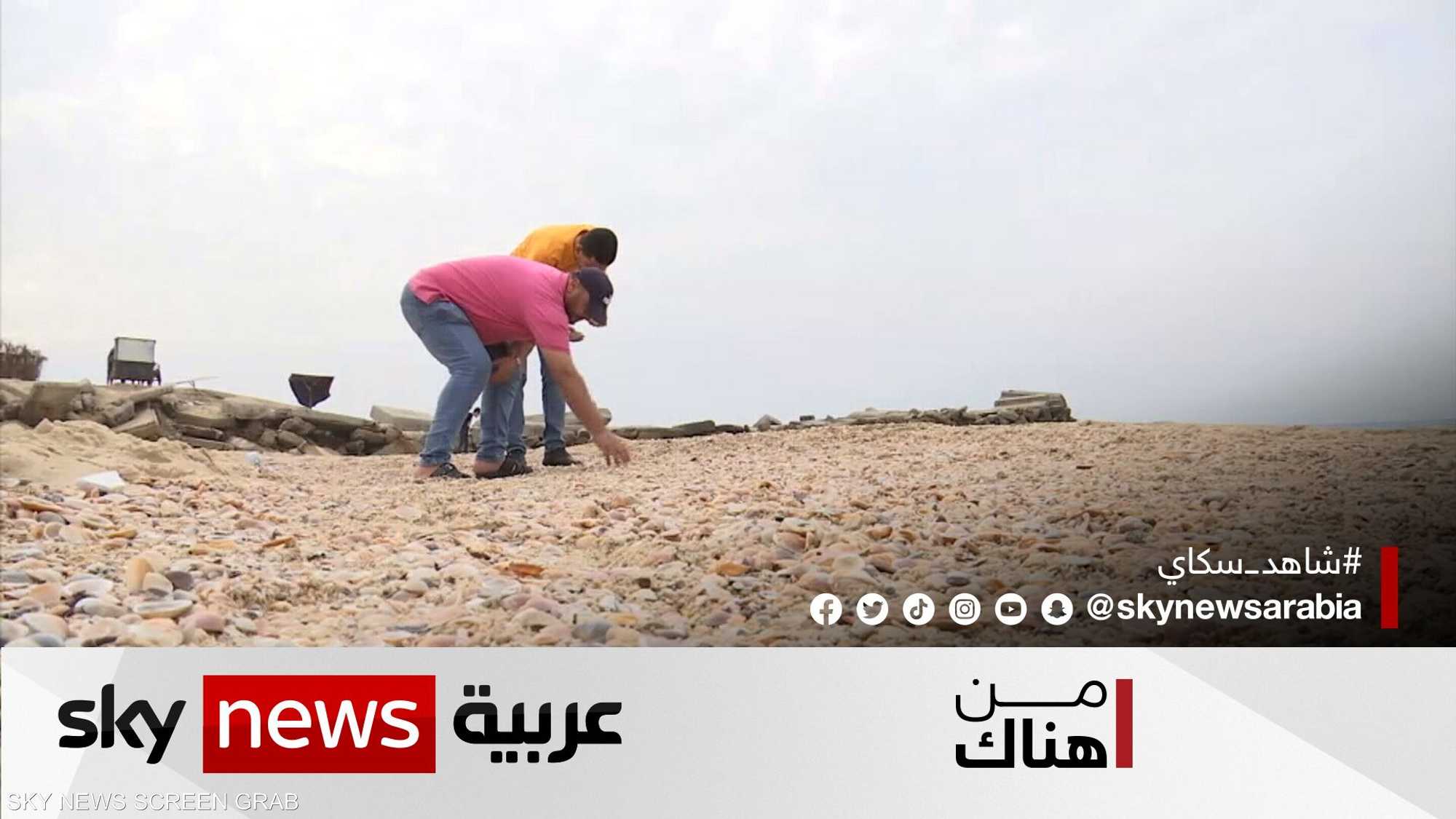 هاوٍ لجمعِ الأحجار النادرة في غزة.. يحول هوايتَه لكنز ثمين