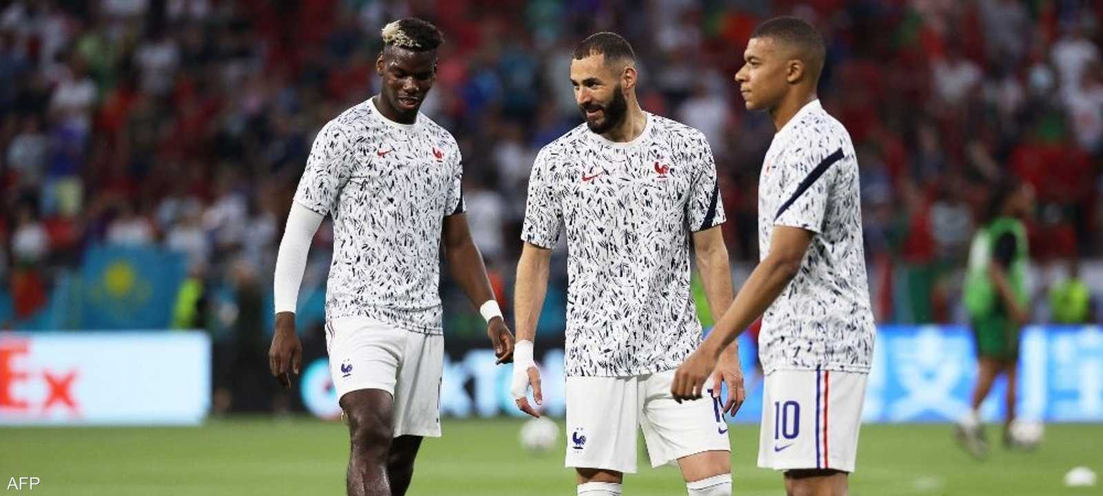 بوغبا برفقة زملاء المنتخب بنزيما ومبابي