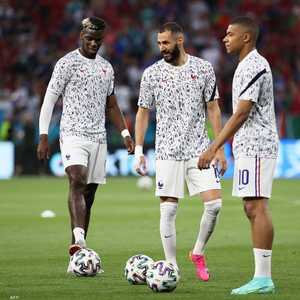 بوغبا برفقة زملاء المنتخب بنزيما ومبابي