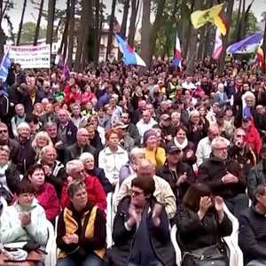 طالب المتظاهرون باعتماد الغاز الروسي
