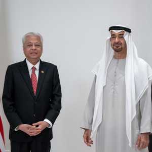 محمد بن زايد لدى استقباله رئيس وزراء ماليزيا