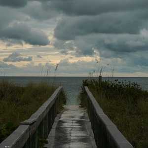 الغيوم تغطي سواحل ولاية فلوريدا قبل ساعات من الإعصار المرتقب