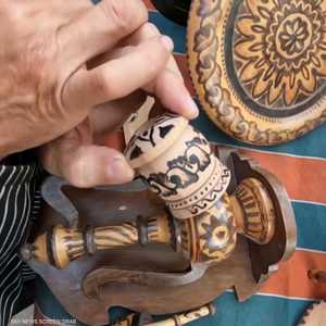نجار سوري يستمر في إنتاج القطع التقليدية والتراثية
