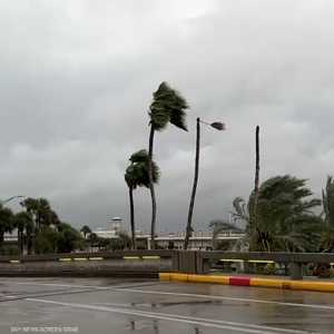 قوة إعصار إيان تنخفض للفئة الثالثة بعد وصوله فلوريدا