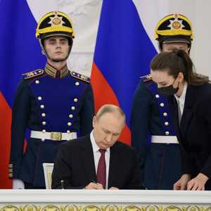 بوتين يوقع على انضمام الأقاليم