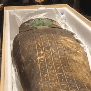 مصر تسترد غطاء تابوت خشبي من متحف هيوستن الأميركي