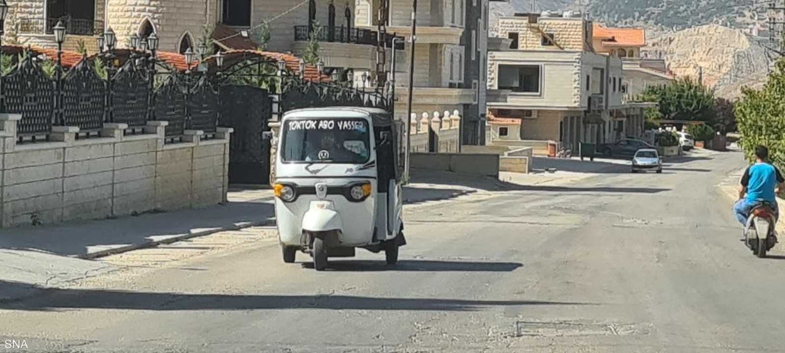 انتشر التوك توك بشكل كبير في لبنان بسبب الأزمة الاقتصادية