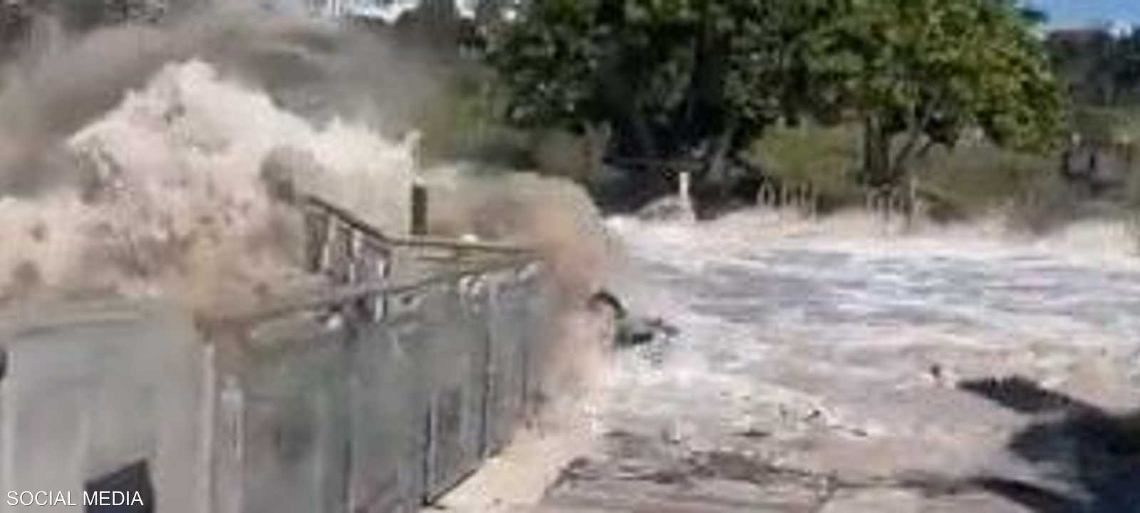 البحر الهائج أوقع إصابات بين الأميركيين في ميامي