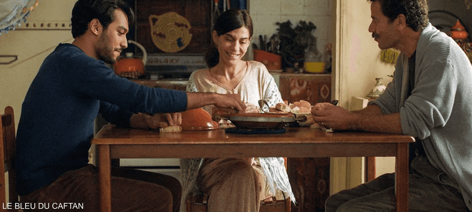 من إحدى لقطات فيلم القفطان الأزرق