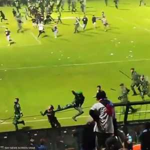 رجال الأمن تعرضوا للجمهور الذي اقتحم أرضية الملعب