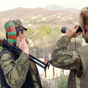 صورة ملتقطة في عام 1991 لجنود أذريون خلال الصراع مع أرمينيا