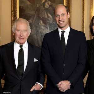 الملك تشارلز الثالث (الثاني من اليسار) يتوسط أسرته