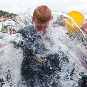 تحدي "دلو الثلج" يعود بالنفع على مرضى التصلب اللويحي