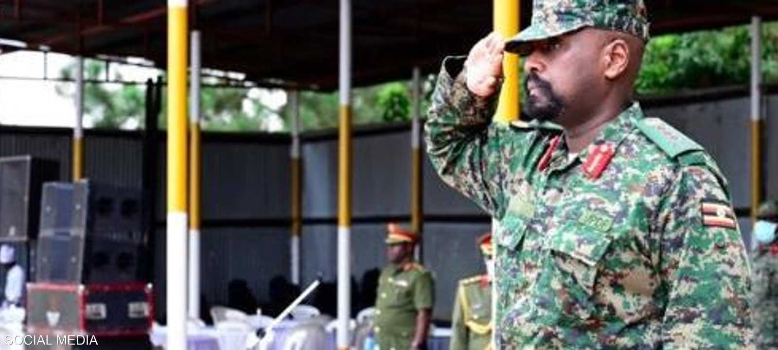 نجل الرئيس الأوغندي يوري موسيفيني عزل من منصبه العسكري.