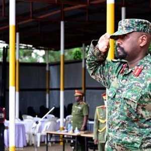 نجل الرئيس الأوغندي يوري موسيفيني عزل من منصبه العسكري.