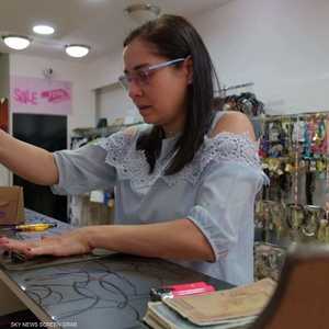 متاجر أزياء لبنانية تستفيد من النقود المعدنية لصنع الحلي