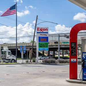 أميركا تلجأ لمخزون النفطي الاستراتيجي لتهدئة أسعار البنزين