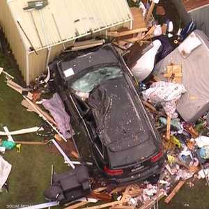 سيارة تقتحم منزلا وتتسبب بمقتل سيدة