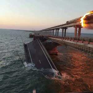 الحريق الذي اندلع على جسر القرم، ناجم عن شاحنة مفخخة