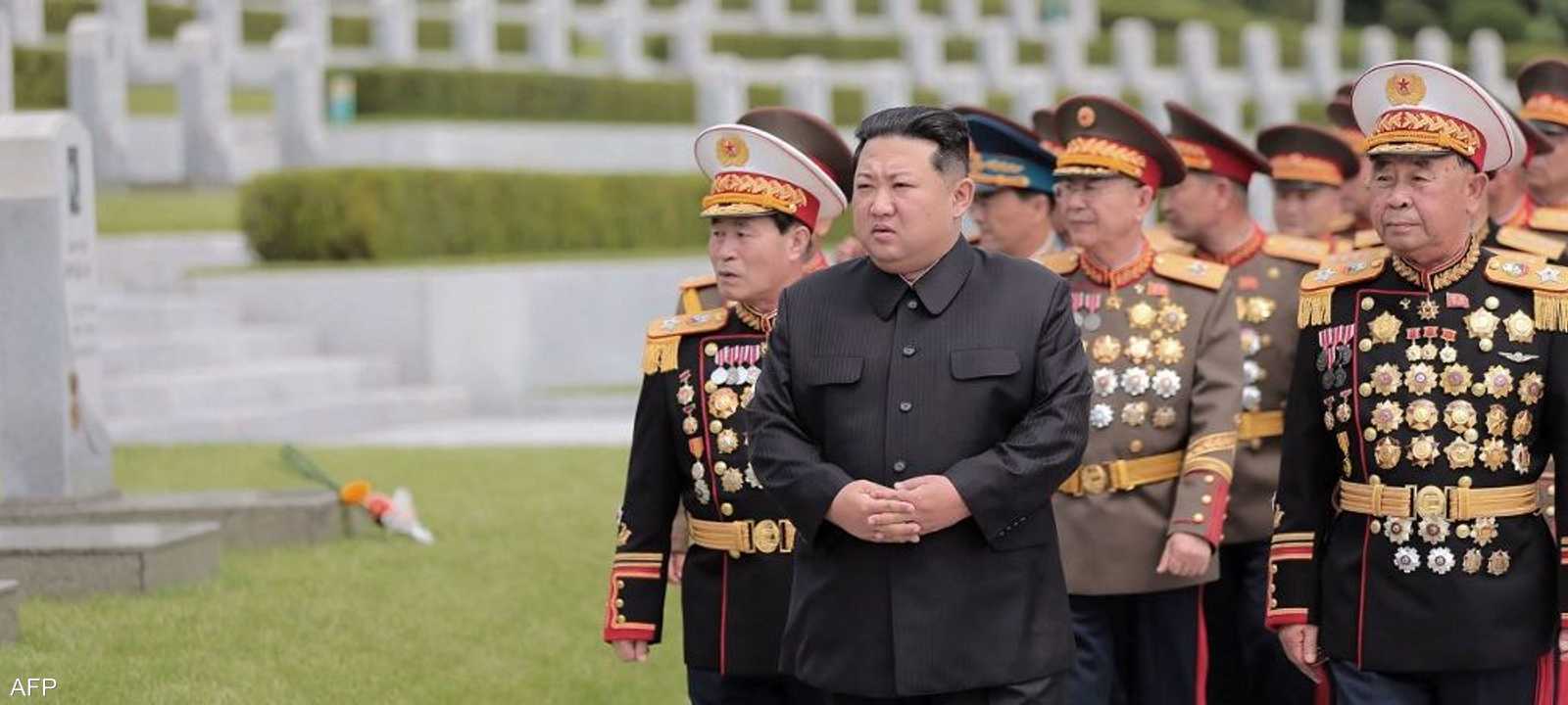 كيم جونغ أون وضباط البلاد