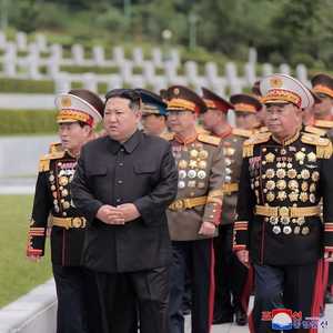كيم جونغ أون وضباط البلاد