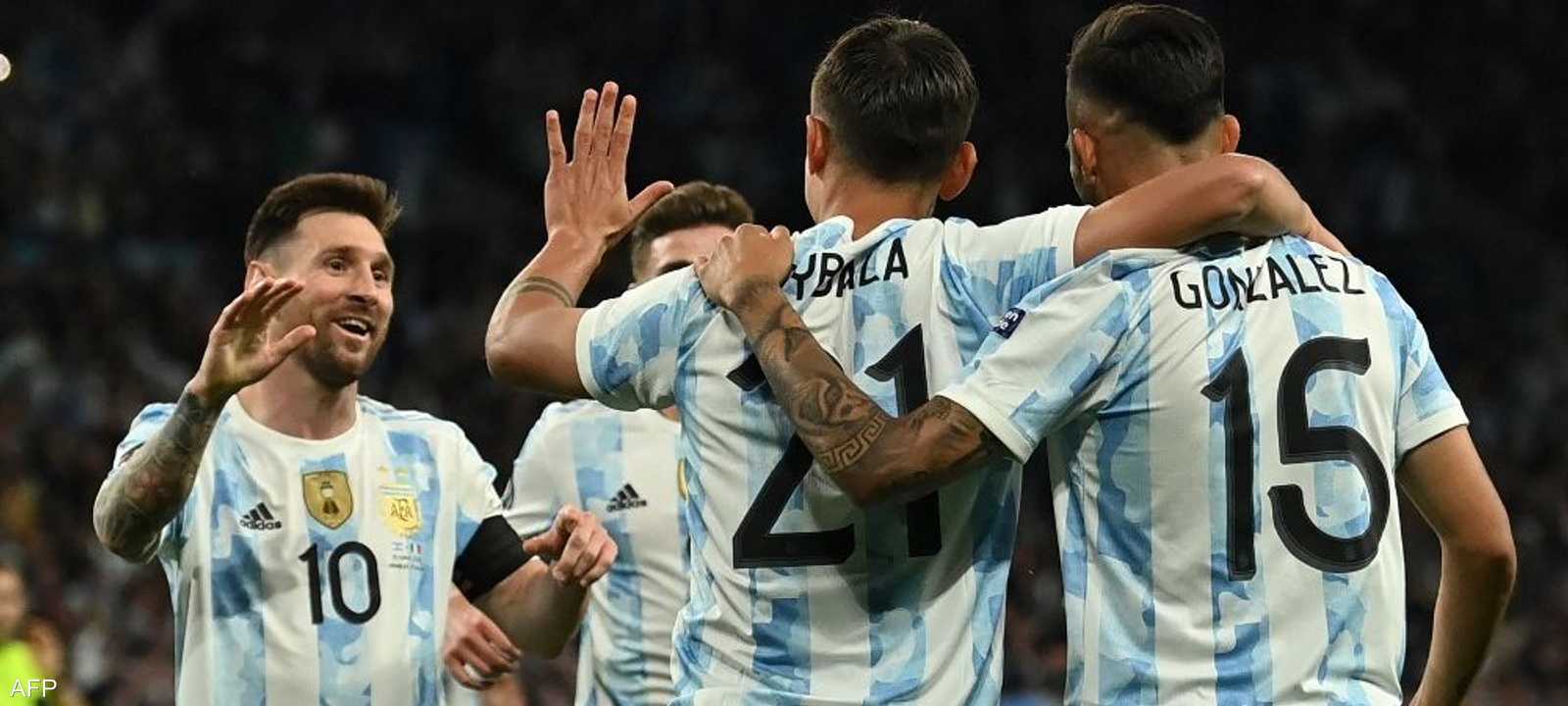 ديبالا بالرقم 21 محتفلا مع زملائه