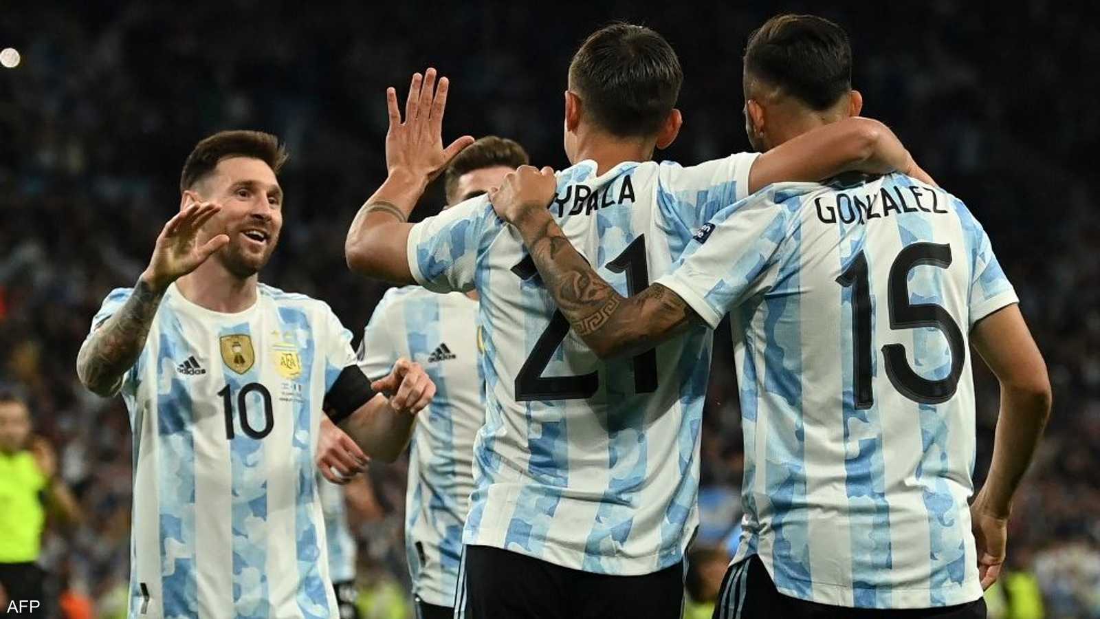 ديبالا بالرقم 21 محتفلا مع زملائه