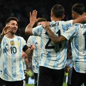 ديبالا بالرقم 21 محتفلا مع زملائه