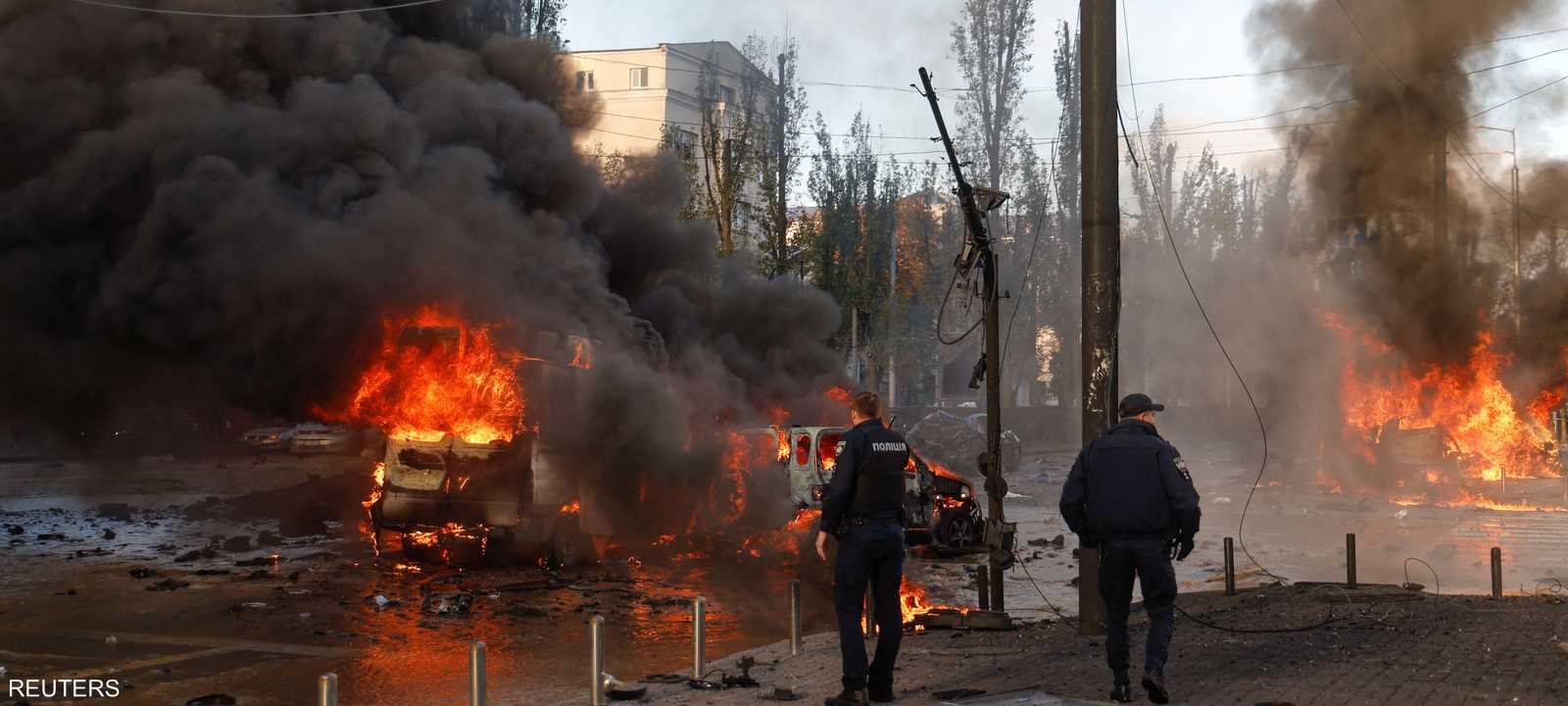 سيارات تحترق في كييف جراء القصف على المدينة