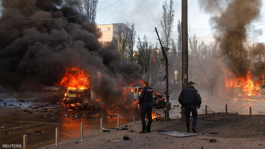 سيارات تحترق في كييف جراء القصف على المدينة